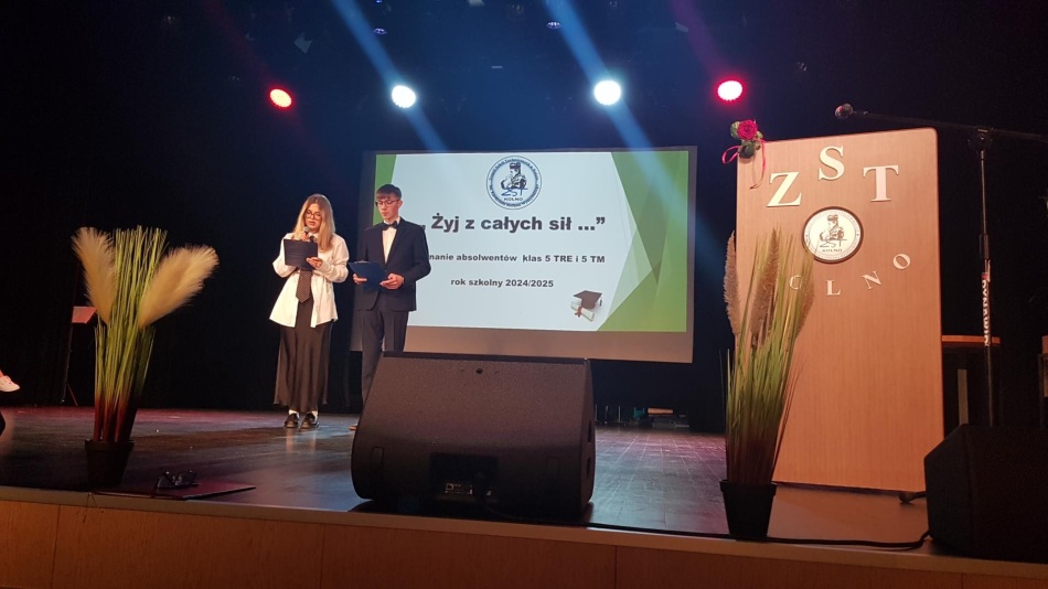 Uchwalenie Konstytucji 3 Maja i uroczystość zakończenia roku szkolnego przez uczniów klas maturalnych